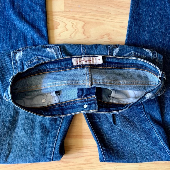 Just Use Straight-Leg Jeans - Picture 4 of 6